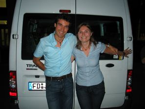 Christian Heil (li.) und Karin Auslender fahren den Materialbus nach Madrid